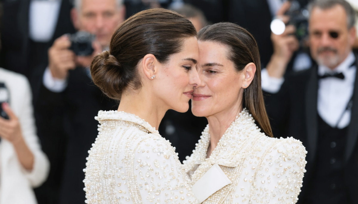 lors du défilé chanel, charlotte casiraghi retrouve avec émotion carole bouquet, son ex-belle-mère, pour un moment émouvant et mémorable.