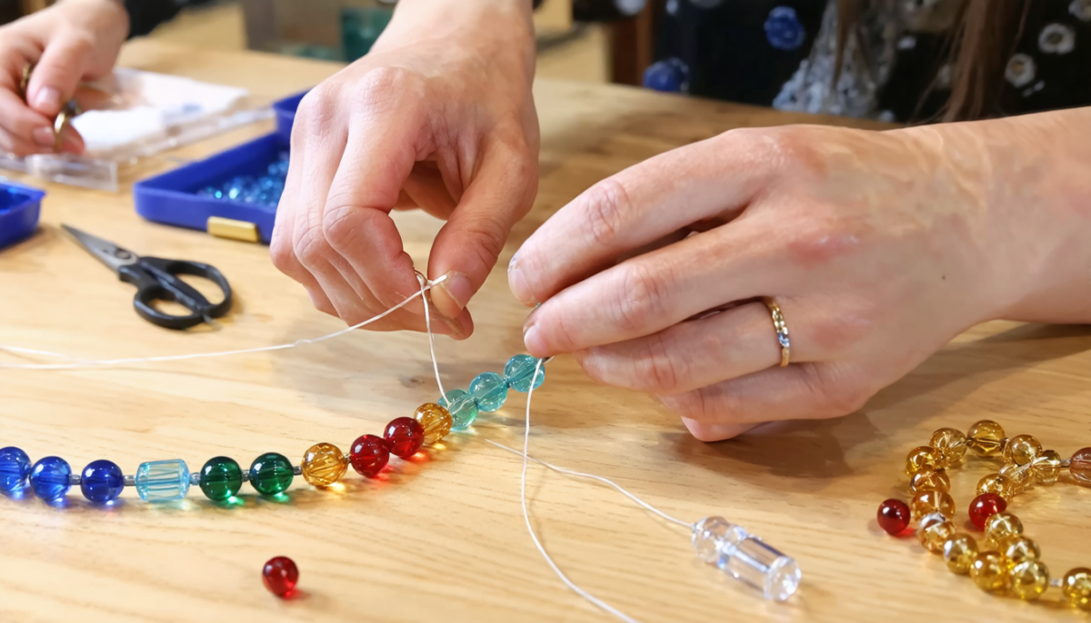 apprenez à créer un bracelet en perles avec notre guide pratique utilisant du fil élastique, étape par étape, pour réaliser facilement vos bijoux personnalisés.